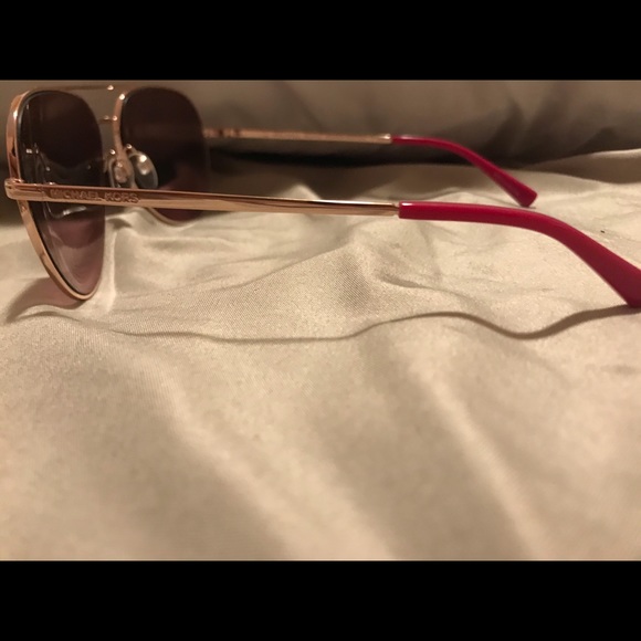 New Michael Kors sunglasses with pink earpiece tip - Picture 6 of 8